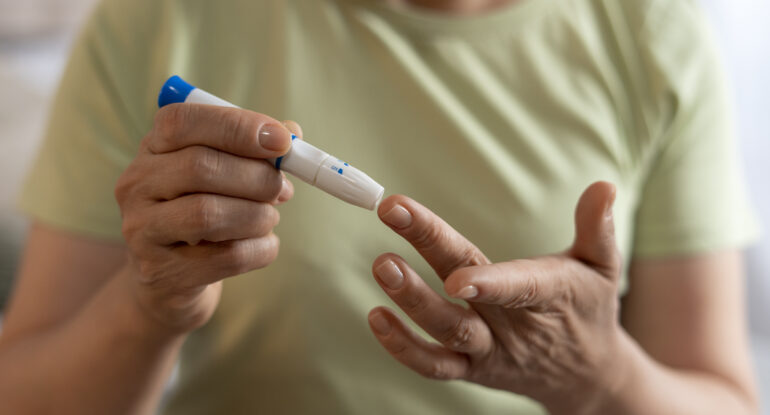 diabetic woman checking her glucose level